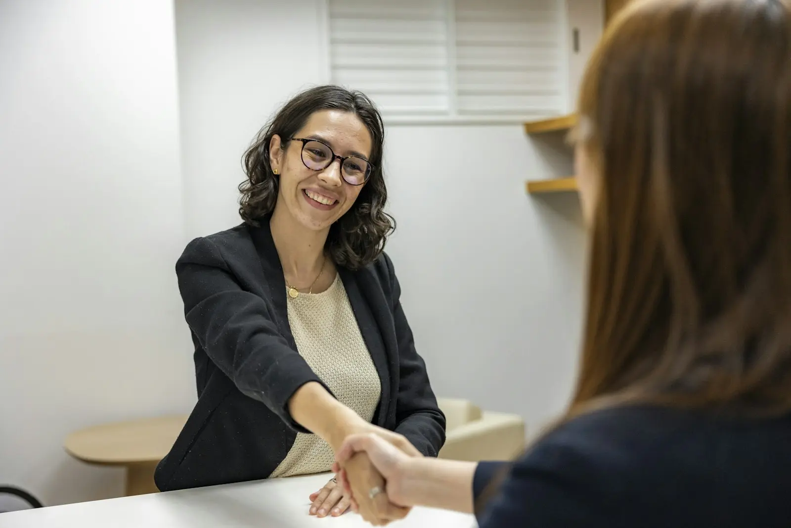 Cómo responder «háblame de ti» en una entrevista (con ejemplos)